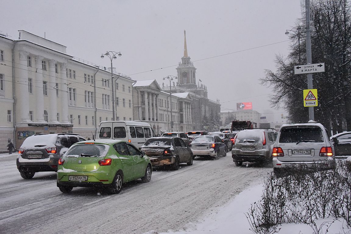 Падение снега на крыши авто признано самым частым страховым случаем этой  зимой - «Уральский рабочий»